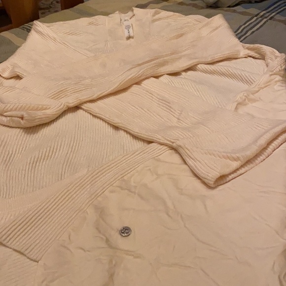 EUC Lululemon wrap - Picture 8 of 9